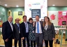 De derecha a izquierda: Esperanza Rodríguez, Swann Julien, Vanesa Moreno, Miguel Paez,¡ y Francisco Lorenzo, de Tropical Millenium, con Vicente Bayona, representante de los viveros de aguacate Brokaw en Valencia.